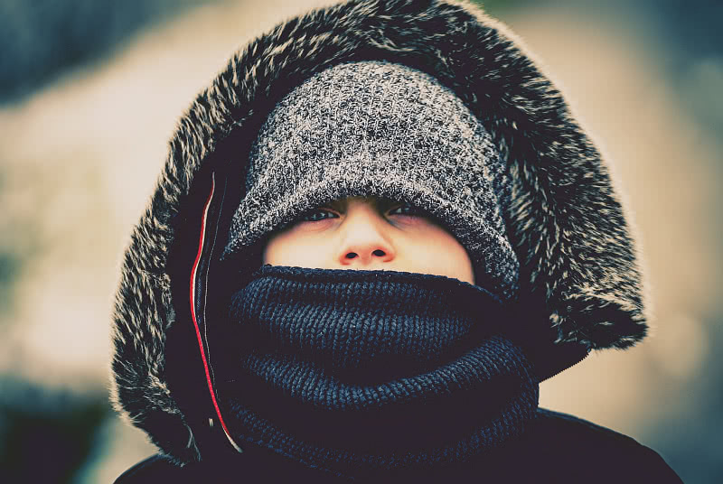 Talvivaatteisiin pukeutunut lapsi